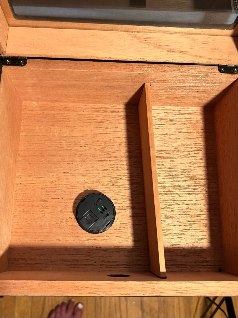 Quality importers Wood Desktop Cigar Humidor with Glass Top Hygrometer